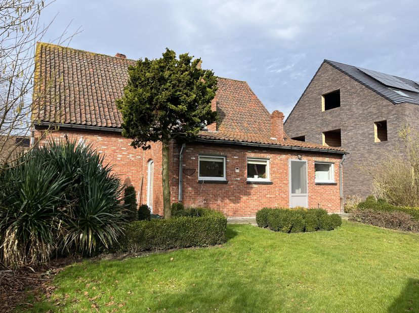 Bent u op zoek naar een woning met potentieel die u volledig naar uw hand kunt zetten? Deze open bebouwing uit 1975 biedt tal van mogelijkheden om uw