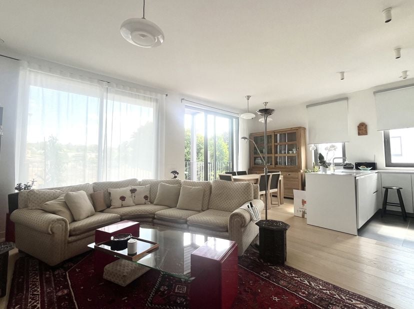 UCCLE. Superbe APPARTEMENT (2CH/1SDB) de ±90m², situé au 1er étage d&#039;un immeuble récent. Il se compose d&#039;un hall d&#039;entrée avec toilettes invités, d&#039;un