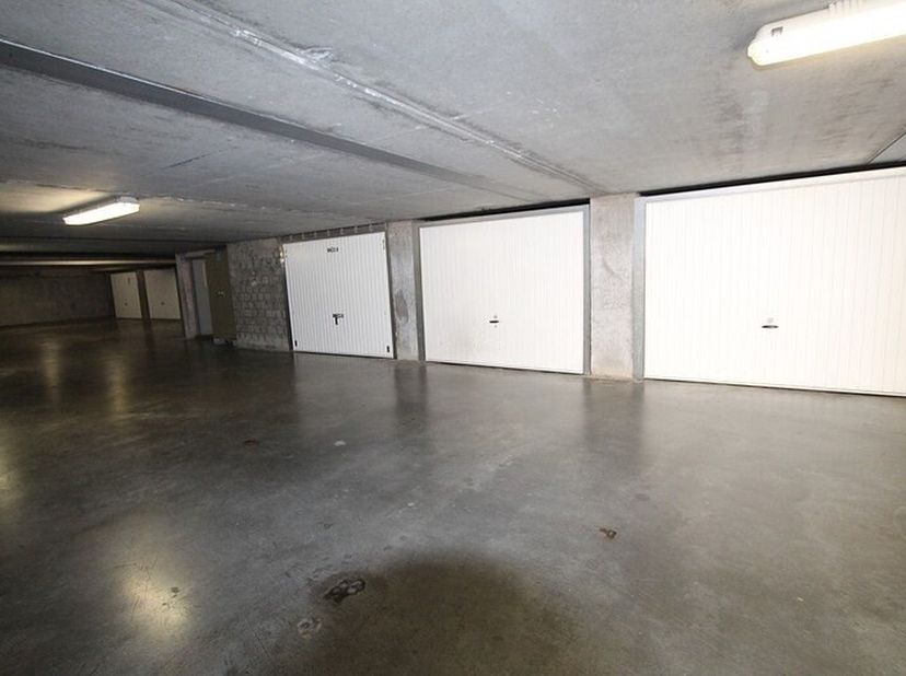 1 garage te huur in de Dorpstraat 57.&lt;br /&gt;
Vrij 1/08/2025. Huurprijs 76 euro/mnd. Verlichting in garage voorzien. EPC waarde:/ UC:/
