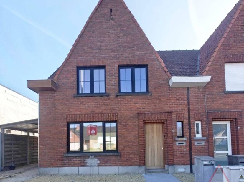 Deze halfopen woning is gelegen aan de Izegemseweg in een rustige buurt in Ledegem, met een vlotte verbinding naar Izegem, Roeselare en de autosnelweg