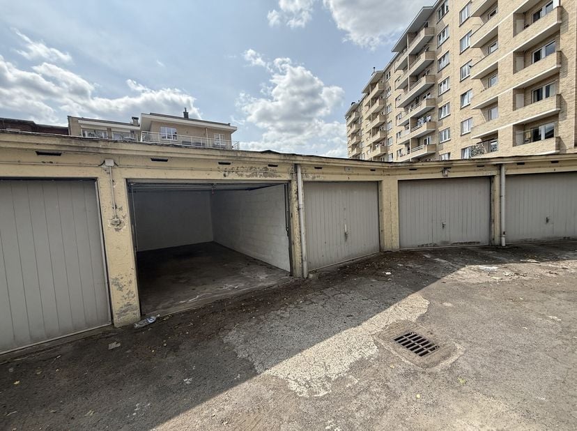 Immo Pické biedt u deze gesloten garagebox aan gelegen op de Domeinlaan te Vorst. De inrit van deze gunstig gelegen garagebox is beveiligd door een sl