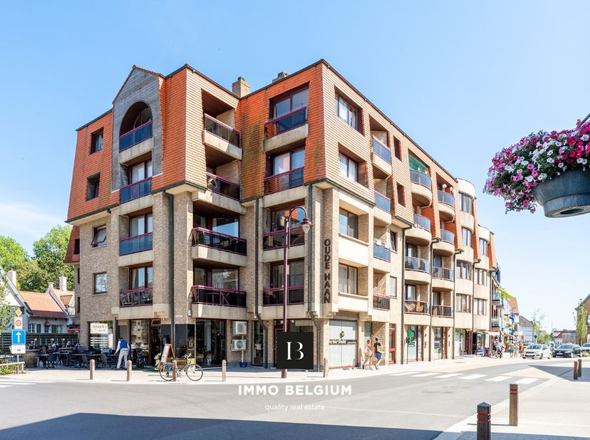 Appartement spacieux et lumineux situé au premier étage de la résidence &quot;Oude Haan&quot;, en plein centre-ville, avec une belle vue sur la rue commerçante.