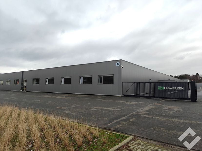 Zeer goed gelegen bedrijfsgebouw voor diverse doeleinden te huur. Deze bedrijvensite is gelegen in industriezone Berkenbossen te Mol, naast verbinding