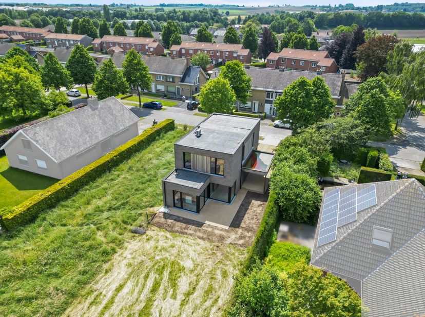 Welkom in Moen! In deze bruisende deelgemeente van Zwevegem bent u dichtbij alle voorzieningen (lagere school, klein handelaren, horeca, etc.) en verb