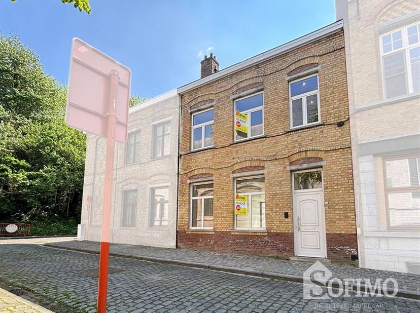 Instapklare, hedendaagse woning naast de vestingen in het historisch stadscentrum van Ieper.&lt;br /&gt;
Het gelijkvloers omvat een ruime inkomhal met gaste