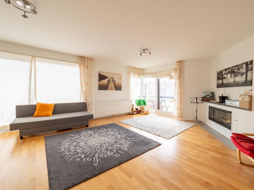 STOKKEL: Prachtig penthouse van 115 m², gerenoveerd in 2017, gelegen op slechts 100 meter van metrostation Stokkel en het Dumonplein.&lt;br /&gt;
Het appart