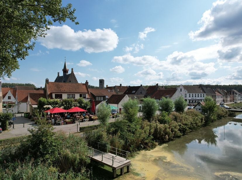 Bent u op zoek naar een unieke investering in het pittoreske Damme? Grijp dan nu uw kans! Dit prachtig verhuurde horecapand, Sint Pietershoeve, gelege