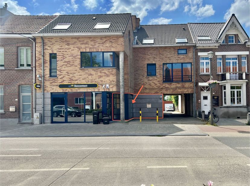 In het centrum van Reet wordt deze kantoorruimte van 131,1 m² aangeboden, gelegen op het gelijkvloers van een verzorgd gebouw. Daarnaast is er een kel