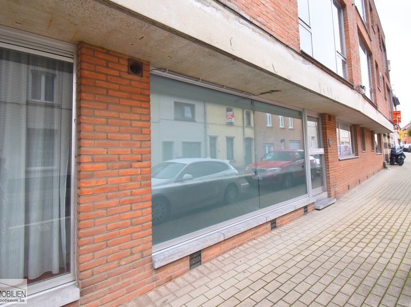 Immo Groot Leeuw presenteert u dit appartement, gelegen op het gelijkvloers van een klein gebouw. De ruimte werd gebruikt voor een beroepsactiviteit,