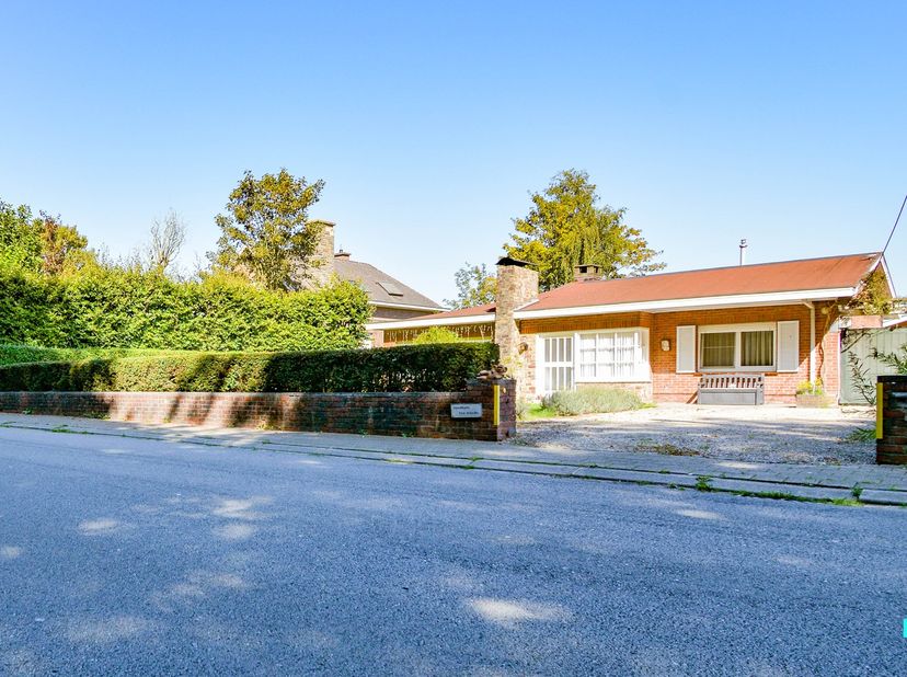 Dit uniek gelegen stuk bouwgrond (op heden bebouwd met een bungalow-type woning) is gelegen op een perceel van 1000 m² in een rustige straat aan het p
