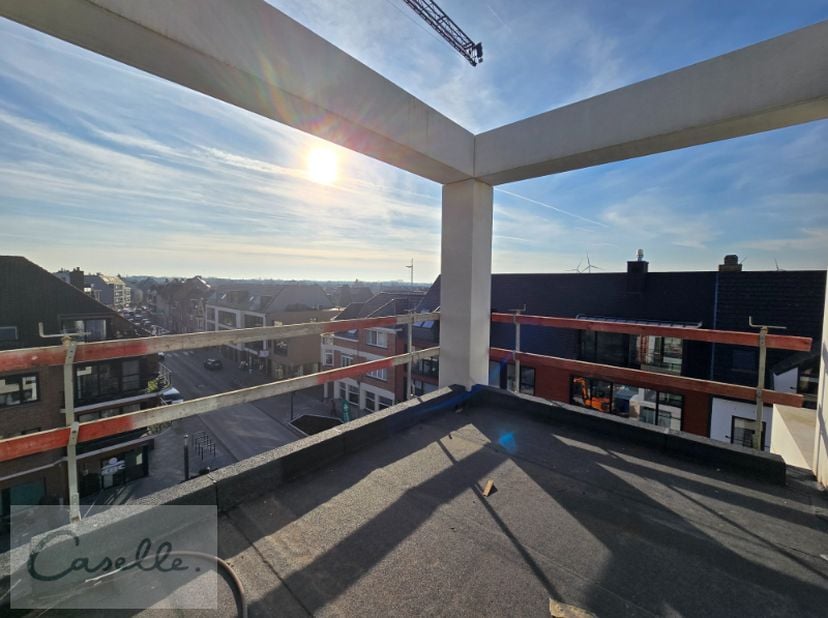 Dit exclusieve penthouse in een gegeerde gemeente biedt een adembenemend uitzicht, twee royale terrassen waar u tijdens zonnige dagen kunt genieten va