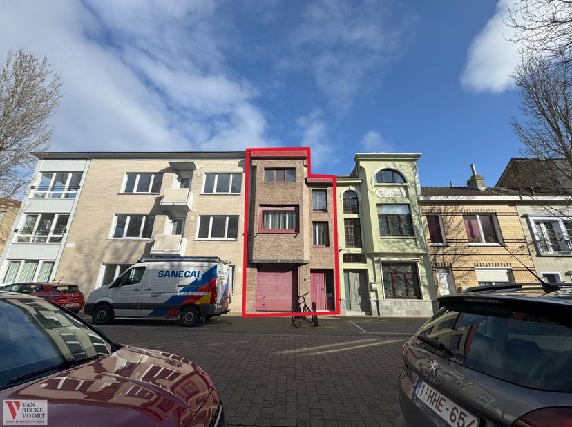 Te renoveren woning gelegen in westerkwartier Oostende - nabij Sint-Catharinaplein, scholen, belangrijke invalswegen en winkels - de buurt biedt een i