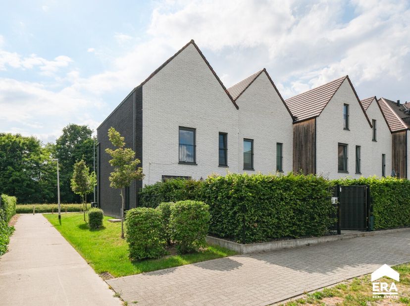 Op zoek naar een recente, instapklare woning met veel ruimte?Dan is deze charmante gezinswoning in het woonproject Voetbalhof zeker een bezoek waard.