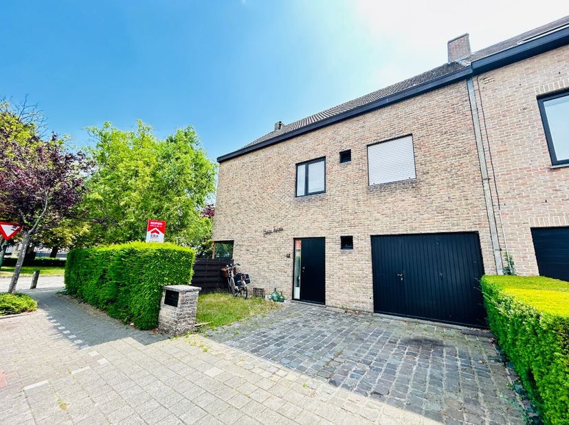 Prachtige woning gelegen te Roeselare aan het Koningin Astridplein. Deze rustige woonwijk is ideaal gelegen door zijn nabijheid van station, centrum,