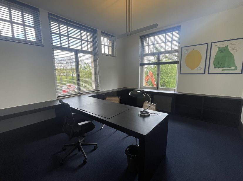 6 bureaux privés entièrement meublés avec salles de réunion communes, disponibles à la location à Deurle. Ces bureaux sont situés au premier étage et