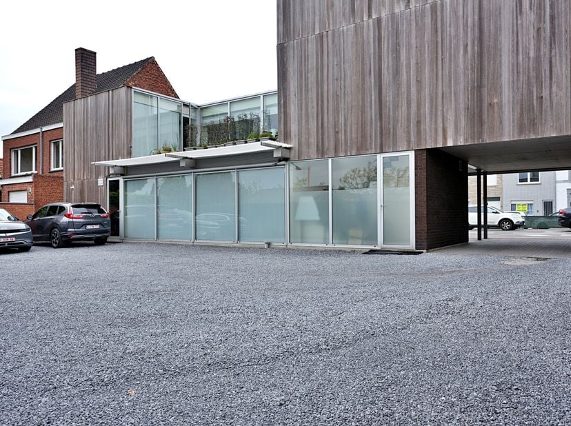 Cet immeuble de bureaux unique est situé sur la Noordlaan à Roeselare, l&#039;une des routes d&#039;accès les plus importantes à cette ville animée. Le bâtiment