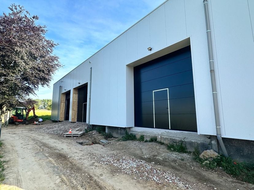 Nieuwbouw KMO-unit van 160 m² te huur, uitstekend gelegen nabij de bedrijvige Steenweg Asse met een vlotte verbinding naar de E429.&lt;br /&gt;
&lt;br /&gt;
De un