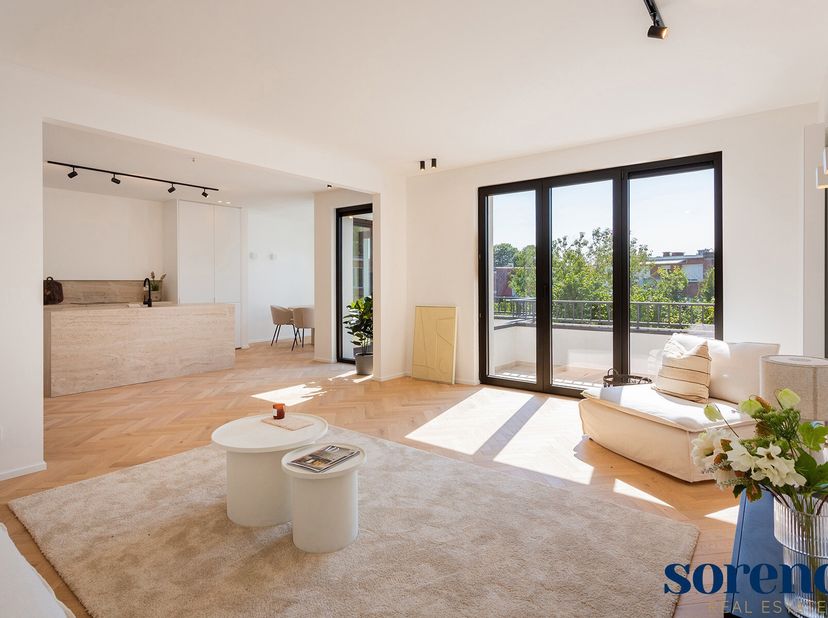 Kwalitatief nieuw gerenoveerd 2 slaapkamer dakappartement ca. 137m² met magnifiek zonnig ZW-terras gelegen op de 2e en hoogste verdieping. Het apparte