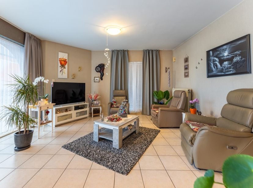 Deze investeringskans biedt zich aan in de Stationsstraat te Hamont. Het complex bestaat uit 3 vergunde appartementen dewelke momenteel allen verhuurd