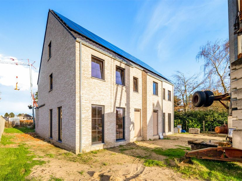 Idealis Vastgoed – Charmante CASCO+ woning met 2 tot 3 ruime slaapkamers, ruime woonkamer met open keuken, berging, achterinkom met wasruimte, badkame