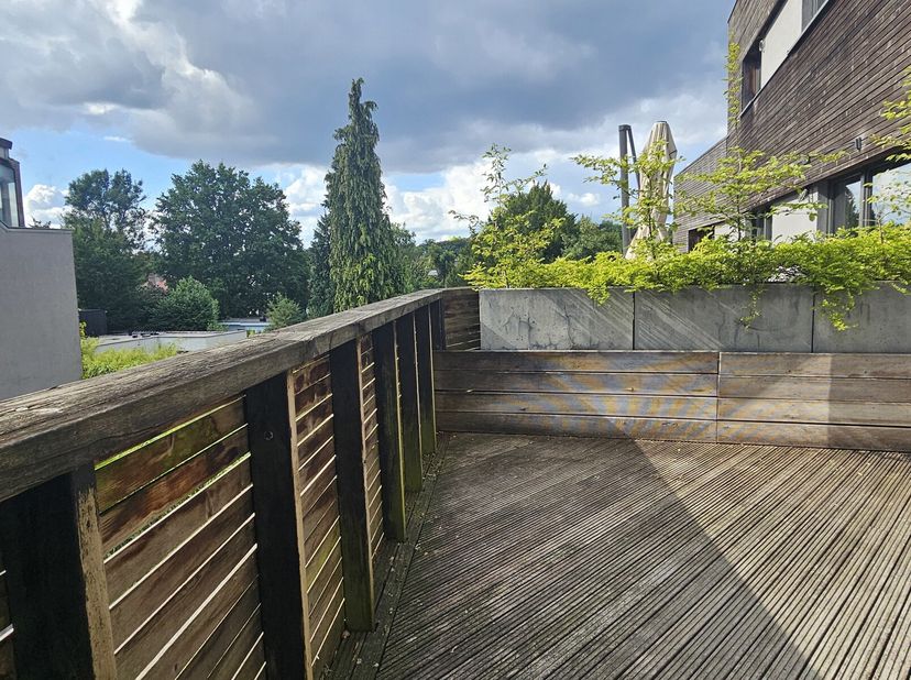 Dans un cadre verdoyant unique. Très bel appartement duplex 3 chambres de 2015 remis à neuf avec 2 magnifiques terrasses (+/-20m2 au total) : ouest. C