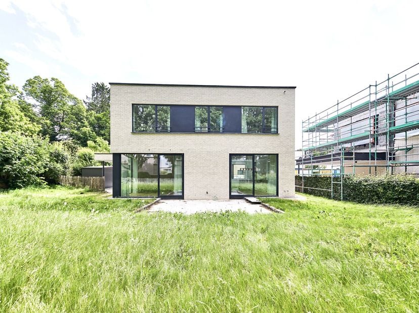 Situé dans un clos privé au coeur du quartier du prince d&#039;Orange, découvrez cette villa neuve offrant 4 chambres et une opportunité exceptionnelle de