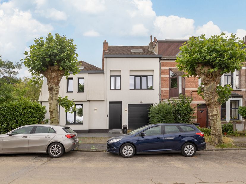 Deze ruime gezinswoning met maar liefst 5 slaapkamers, is gelegen op een toplocatie in de &#039;Hof van Riethwijk&#039;, grens met de wijk &#039;Oude God&#039;. Rustig, d