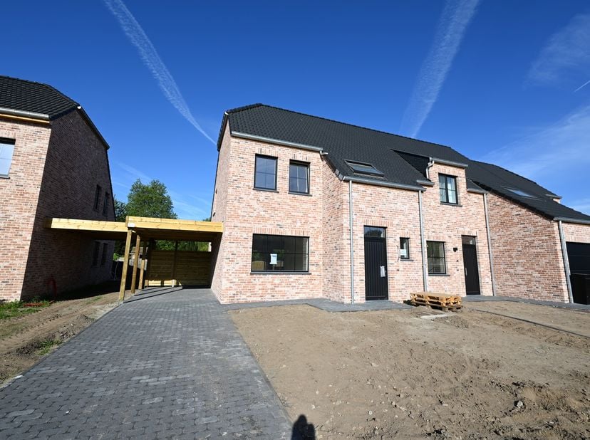Deze SMAAKVOLLE HALFOPEN woning is ingericht in een MOOIE RESIDENTIËLE OMGEVING nabij het CENTRUM van Gistel! Deze éénsgezinswoning heeft een ZEER KAR