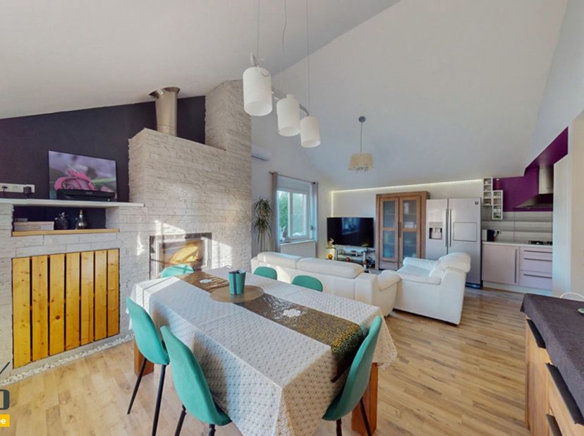 Actualimmo vous propose cette belle villa de plain-pied rénovée avec terrasse, 2 garages et jardinet. Située à Haine-Saint-Pierre et à proximité de to