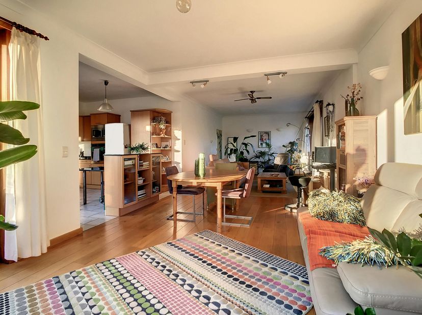 Spacieux appartement de deux chambres à louer au premier étage d&#039;un petit immeuble situé dans le quartier calme de Linkeroever. Un endroit idéal pour