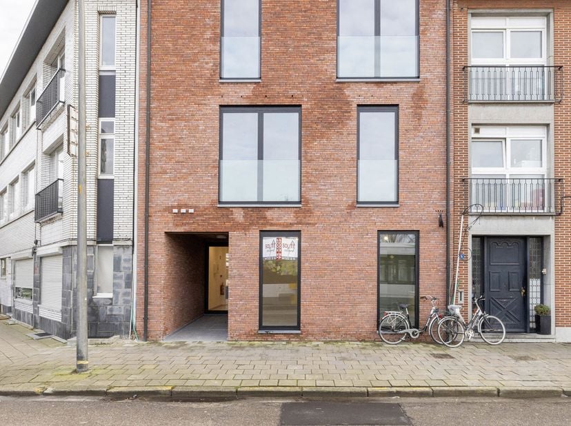 Instapklaar gelijkvloersappartement van 82m² gelegen in een het centrum van Herentals met mooi terras en patiotuin.&lt;br /&gt;
Indeling: inkomhal; apart to