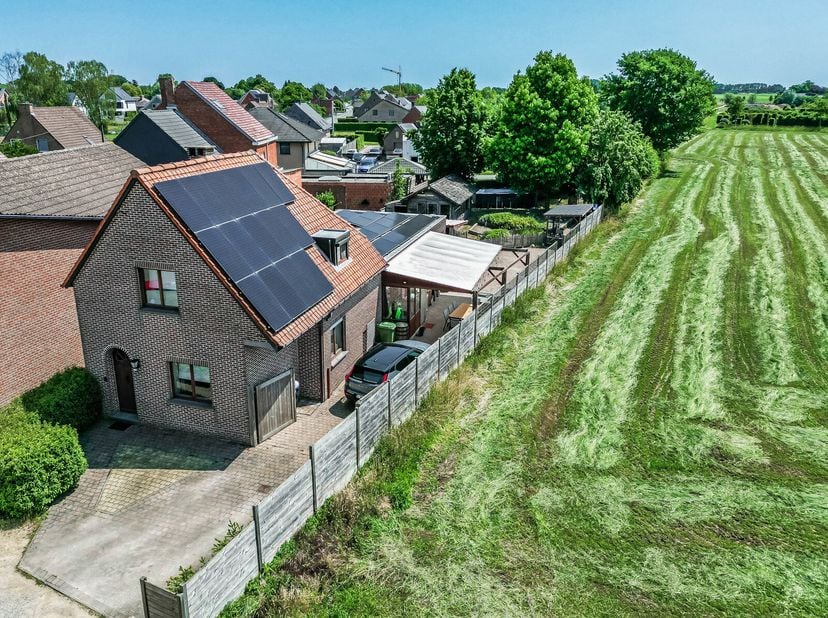 Cette maison solide et très calme, avec une structure en béton, située à Malderen (Londerzeel), offre au rez-de-chaussée un hall d&#039;entrée, un espace d