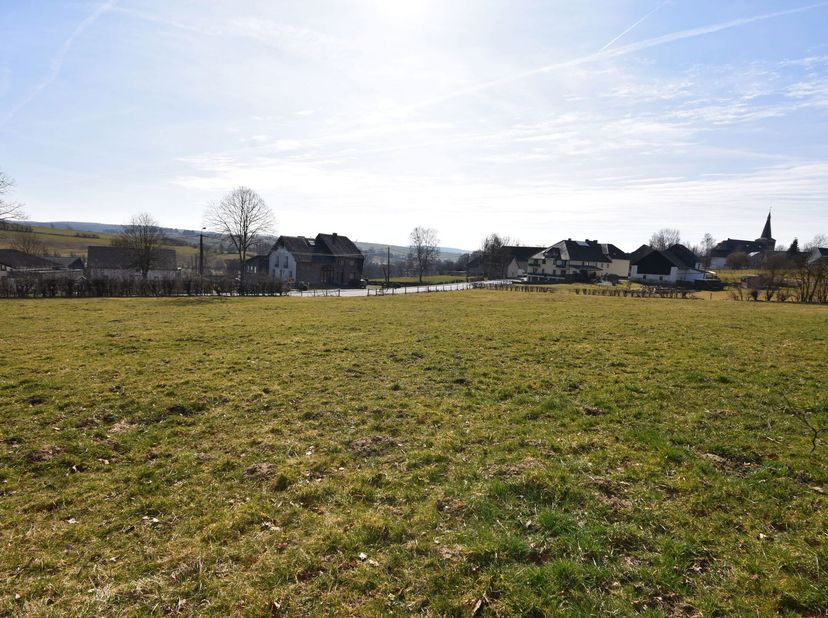 Magnifique terrain en zone de quiétude offrant de multiples possibilités (logements, équestres, agricoles, touristiques).Ce terrain, de 61 a 29 ca en