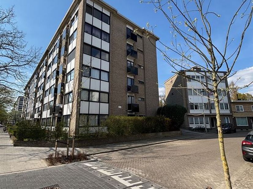 Dans la Lodewijk Van Berckenlaan (entrée par la Jacob Smitstraat), près du Boelaerpark, nous proposons plusieurs places de parking dans un complexe de