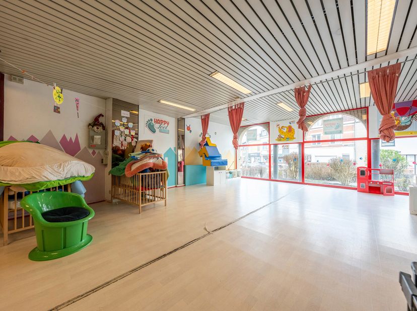 KRAAINEM: Bel espace commercial d&#039;une superficie de 130m2 au rez-de-chaussée d&#039;un immeuble idéalement situé dans la zone commerciale du centre de Kraa