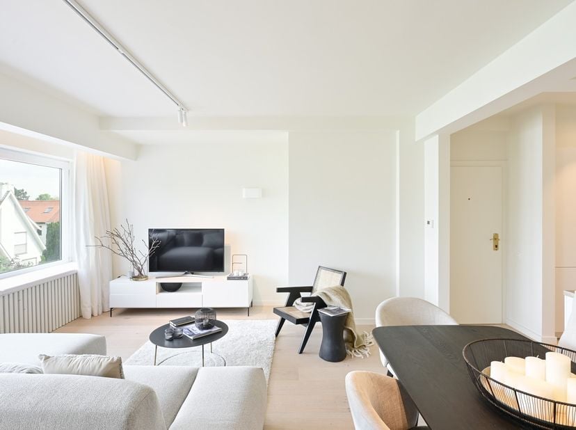 Centraal gelegen appartement met open keuken en prachtig zicht op de villa&#039;s van het Zoute.&lt;br /&gt;
Lichtrijke woonkamer met een uitzonderlijke breedte