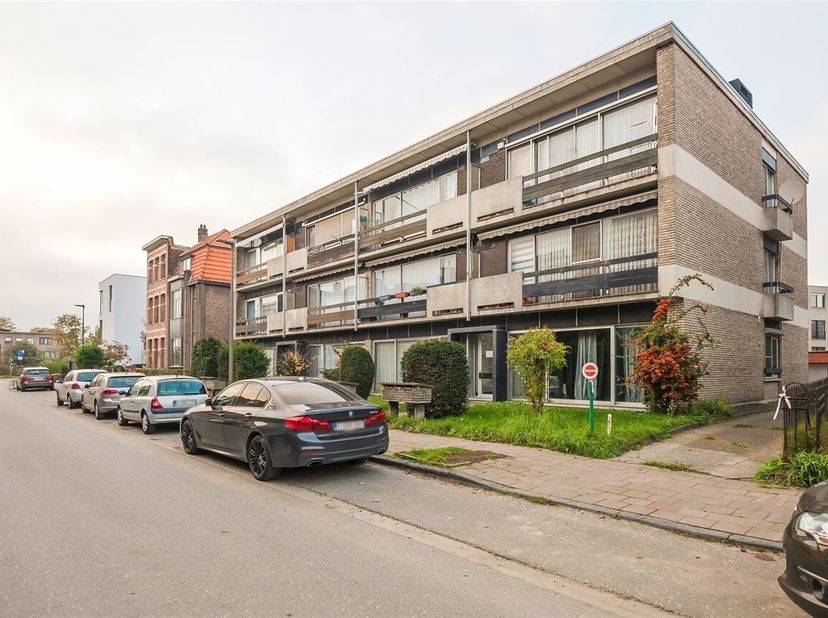 Centraal gelegen appartement in een aangename wijk, op de 2de verdieping in een klein gebouw. Op wandelafstand van de Kioskplaats, park Gravenhof, Sor