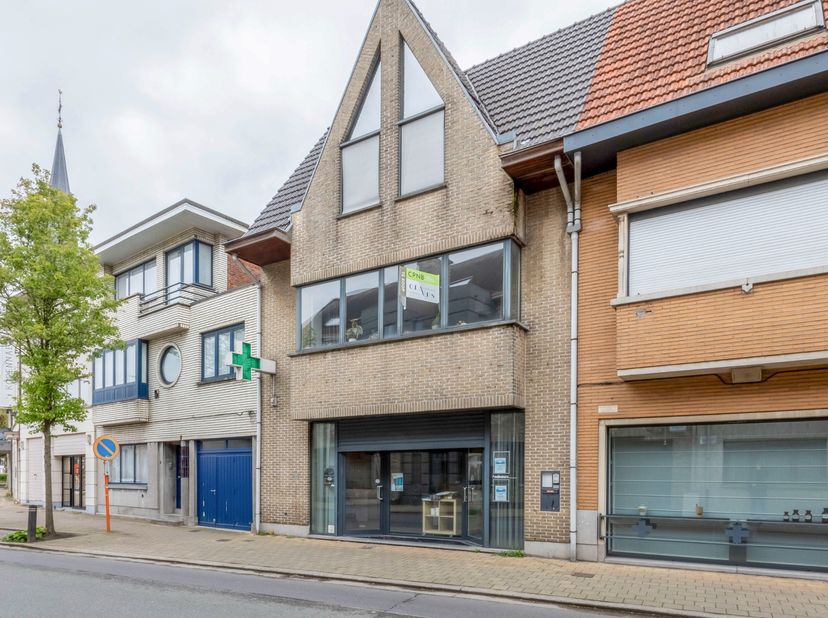 Handelshuis bestaande uit een commercieel gelijkvloers en een bovengelegen woonst, gelegen op een zichtlocatie in het centrum van Nieuwkerken-Waas, me