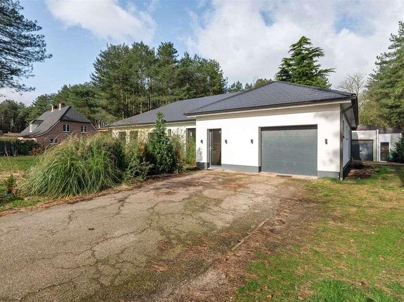 Wegens verhuis naar het buitenland wordt deze grotendeels afgewerkte woning te koop aangeboden. De woning staat op een kavel van +/- 2.700 m², 2 jaar