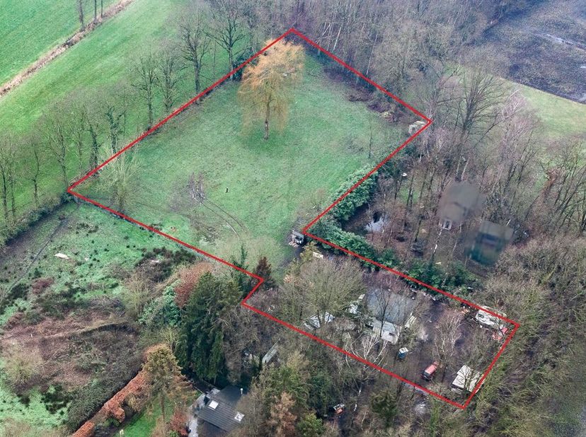 Une maison de vacances à rénover située Einhovensebaan sur un terrain de 1948 m² avec prairie sous-jacente située De Polders avec une superficie de 34