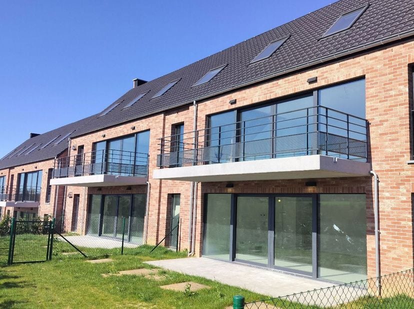 Situation :&lt;br /&gt;
 Situé à lentrée du village de Faux avec une vue imprenable sur la campagne environnante, cet immeuble bénéficie dun accès très rapi