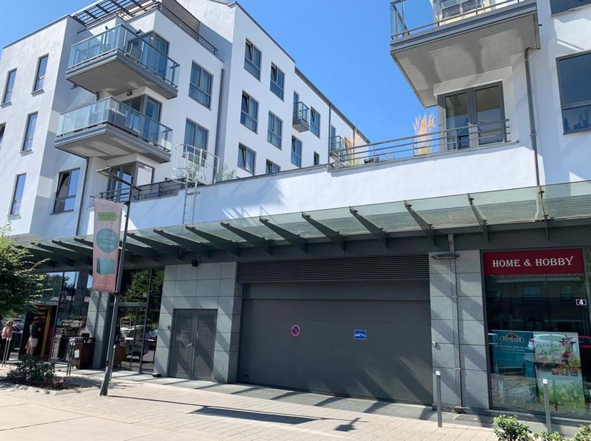 Contact et visites: Frédérique Moal 0497 469 556 - frederique@bytheway.be Emplacement de parking (numéro 65) à louer au cur des Papeteries de Genval,