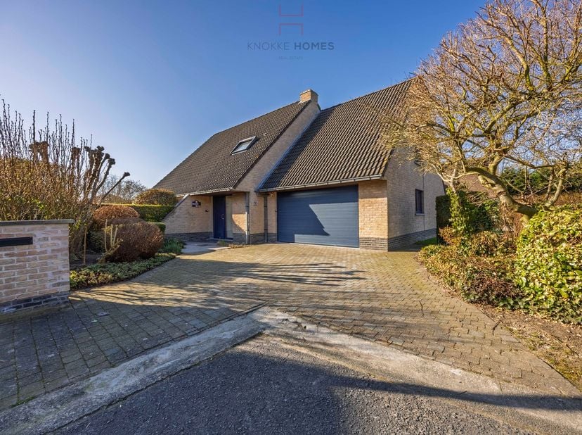Charmante en goed onderhouden woning in open bebouwing gelegen in een rustige centrale woonomgeving, op het einde van een doodlopende straat. Indeling