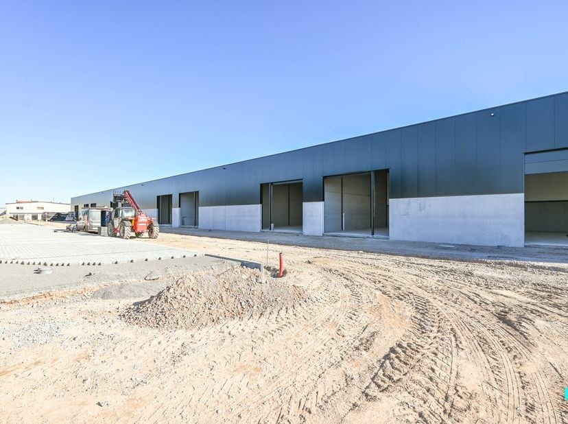 Project Saturnus, bestaande uit 23 KMO-units (oppervlaktes van 165 m² tot 270 m²) met een uitzonderlijke combinatie van moderne architectuur en hoogwa