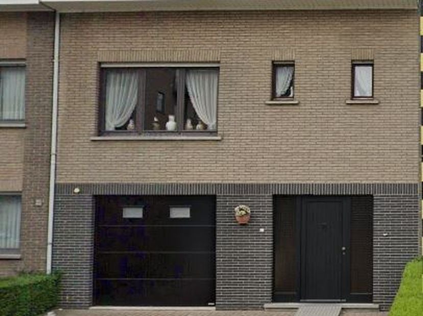 Deze woning is gelegen nabij het centrum van Zottegem, dichtbij scholen, ziekenhuis, dokters, winkels, openbaar vervoer, treinstation, invalswegen, ..
