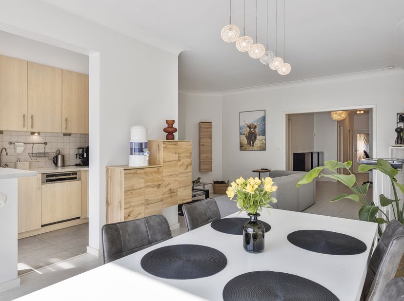 Appartement prêt à emménager avec deux chambres et beaucoup de lumière à vendre à Anvers sur le Markgravewijk. L&#039;appartement du rez-de-chaussée est id