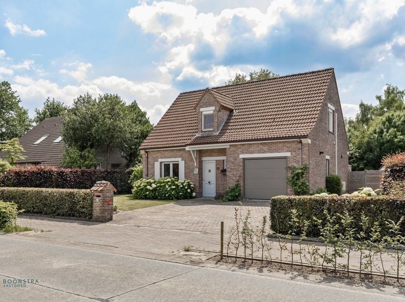 Op een uitstekende locatie in een groene omgeving te Putte bevindt zich deze instapklare woning met 3 slaapkamers op een mooi perceel van 1000 m² (EPC