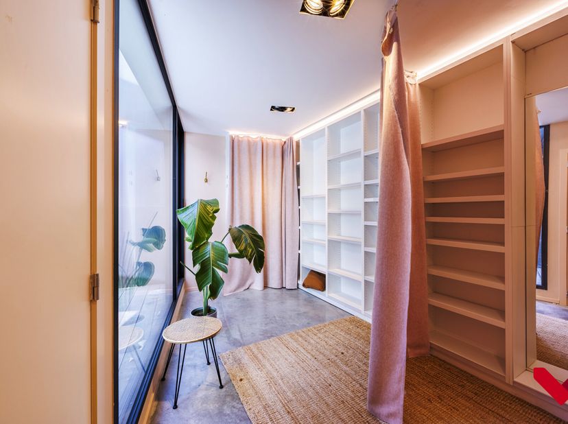 In het centrum van Leuven, op een locatie met veel passage en zichtbaarheid, biedt BVM Vastgoed dit gelijkvloers handelspand van ongeveer 100 m² aan.