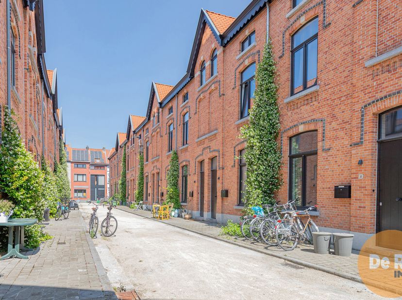 EERSTE BEZOEKDAG ZATERDAG 28 JUNI VAN 10U TOT 13U (enkel op afspraak!)&lt;br /&gt;
GENT - Deze volledig instapklare woning werd in 2021 volledig gerenoveerd