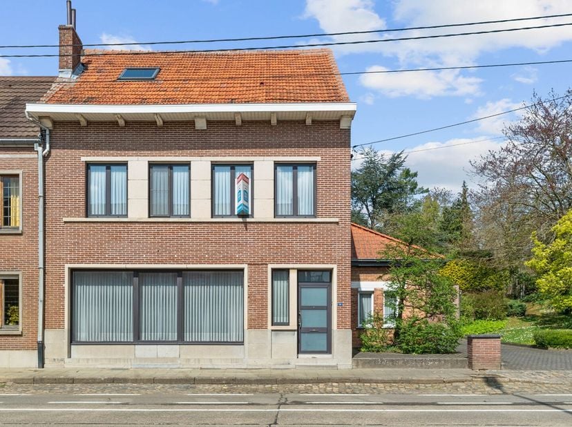 Immo3000 heeft weer een mooie woning te koop in StJorisWinge : instapklaar, tuin met mooie terrassen en vrijstaande grote garage en grote parking, op